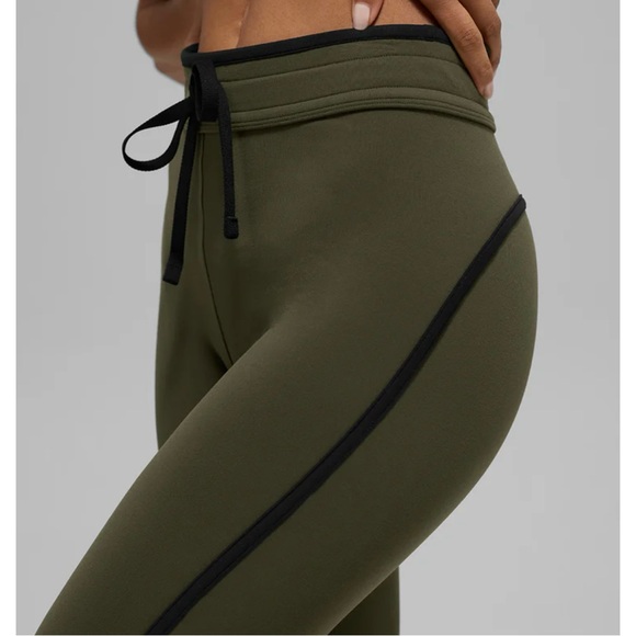 AloYoga Airbrush High-Waist Race Pace Capri in Green Olive/Black sizeXS *NEW* - Picture 7 of 9